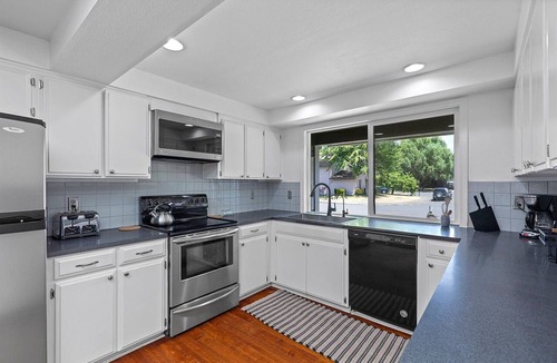 Aloha House | 4BR Extended Stay - Pets Welcome - Single Level - Large Yard - Intel & Nike