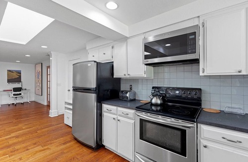 Aloha House | 4BR Extended Stay - Pets Welcome - Single Level - Large Yard - Intel & Nike