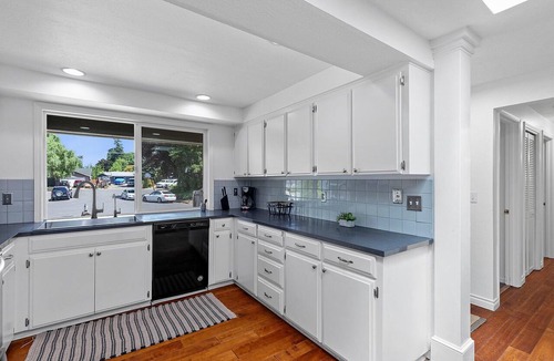 Aloha House | 4BR Extended Stay - Pets Welcome - Single Level - Large Yard - Intel & Nike