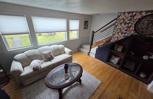 Florence House | 4BR Florence Coastal Home Walk to Old Town Near Oregon Dunes Pet Friendly