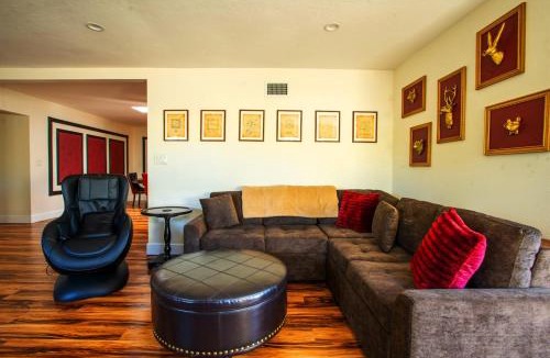 North Clairemont House | 4BR Group Retreat w Golf Green, Poker & Fire Pit