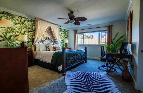 North Clairemont House | 4BR Group Retreat w Golf Green, Poker & Fire Pit
