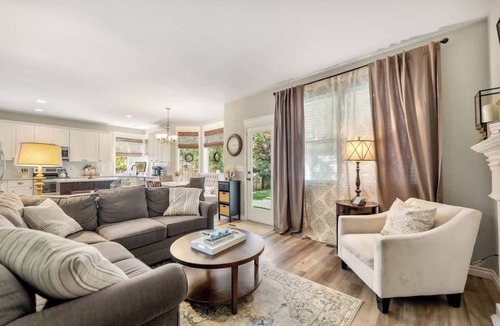Vancouver House | 4BR Retreat | Patio, Playground, Firepit + BBQ