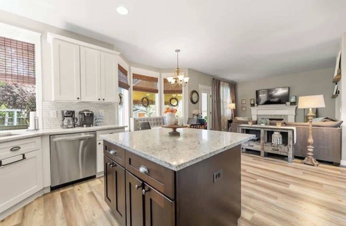 Vancouver House | 4BR Retreat | Patio, Playground, Firepit + BBQ