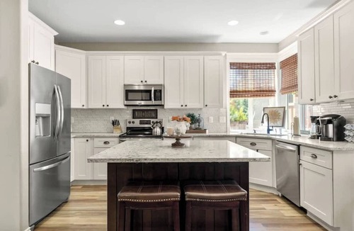 Vancouver House | 4BR Retreat | Patio, Playground, Firepit + BBQ