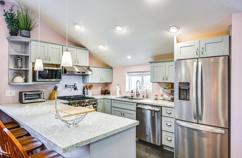 South End Apartment | 5 Mi to Dtwn Tacoma: Modern Studio Retreat