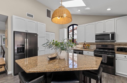Point Loma Heights House | 5 min to beach, fire pit and hot tub