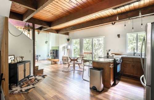 Neskowin House | 5 min walk to beach. Gorgeous outdoor sauna, stylish interior, pet friendly.