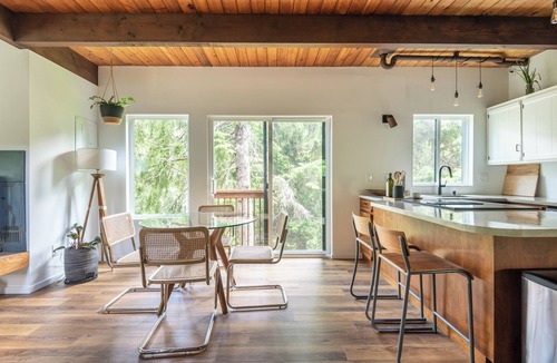 Neskowin House | 5 min walk to beach. Gorgeous outdoor sauna, stylish interior, pet friendly.