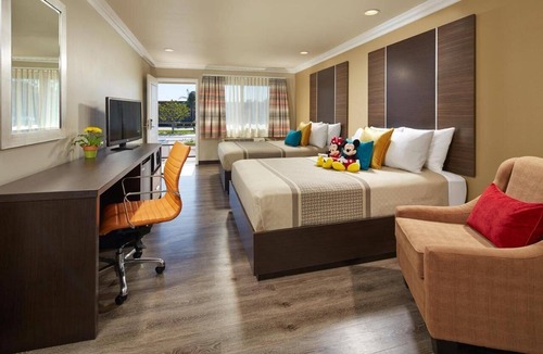 Anaheim Resort Hotel | 5-Min Walk to Disney – Affordable Stay w/Pool Access & Near Parks!