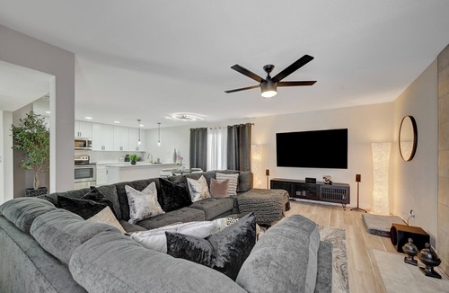 Rancho Oakey House | 5 mins to The Strip ~ Hot Tub, Sleeps 7, Game Room, Weekend Getaway, Retreat
