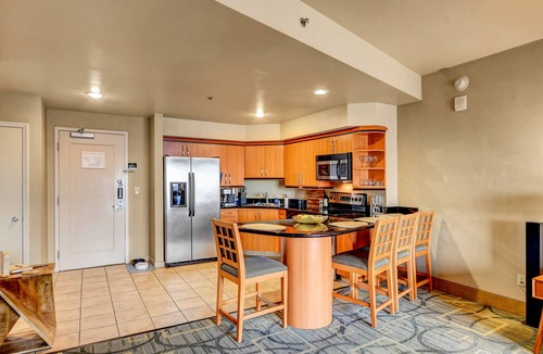 Las Vegas Hotel | 5 Minute walk to the LV Strip and The Sphere! No resort Fees. Luxury Hotel.