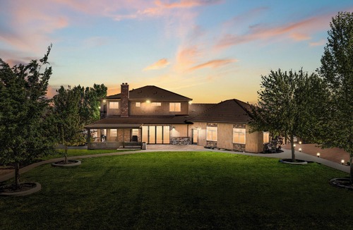 Fredonia House | 50 miles from Zions Park/Desert Oasis with hot-tub
