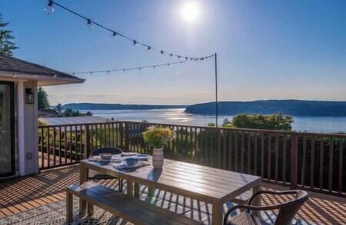 University Place House | 5BR/4BA: Spacious Step-Free Main Level, Relaxing Views, Next to Chamber Bay Golf