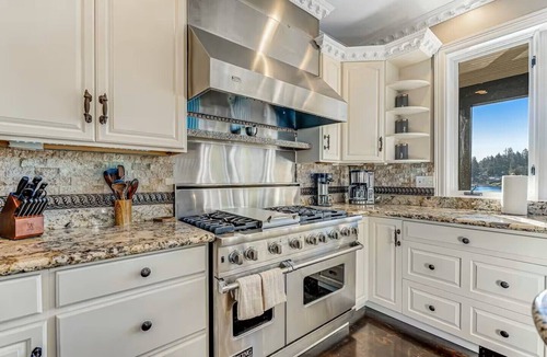 Lakewood House | 5BR 4BA - Waterfront, Hot-tub, Pool table, Kayaks, Fire tables. luxeatlouise.com