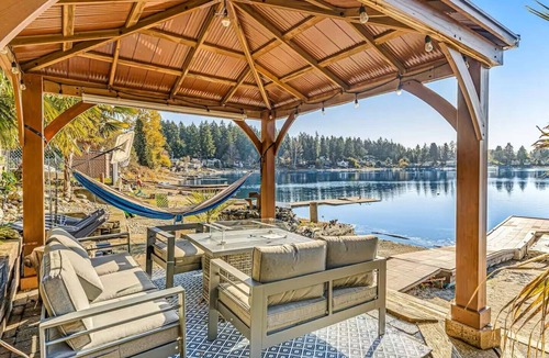 Lakewood House | 5BR 4BA - Waterfront, Hot-tub, Pool table, Kayaks, Fire tables. luxeatlouise.com
