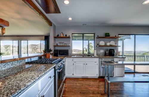 Prescott Cabin | 5BR Group Escape Game Room Views Sleeps 12 10 mins to DT EV charger