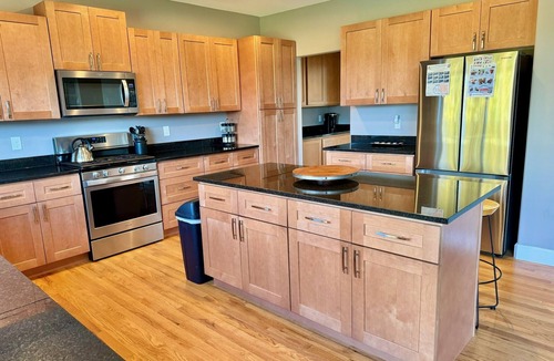 Sumner House | 5BR home, fire place, & plenty of space! 30 mi from Lumen Field