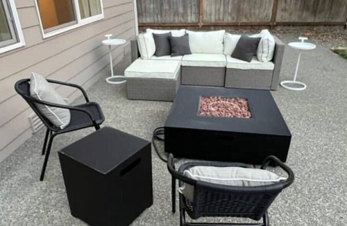 Sumner House | 5BR home, fire place, & plenty of space! 30 mi from Lumen Field
