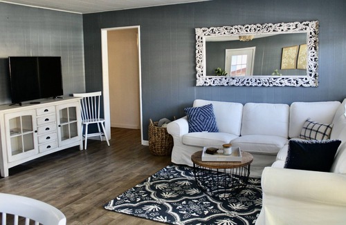 Townsite Cottage | 6 Blocks to the Beach, 10 min walk downtown, beaches, and more!