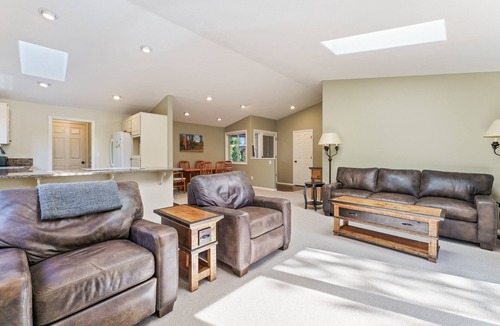 Deer Park House | 6 Dutchman - Light, Bright, Lovely, Enclosed Deck, Hot Tub, SHARC