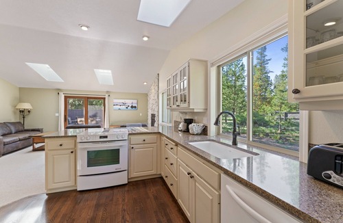Deer Park House | 6 Dutchman - Light, Bright, Lovely, Enclosed Deck, Hot Tub, SHARC