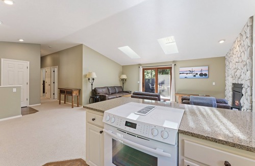 Deer Park House | 6 Dutchman - Light, Bright, Lovely, Enclosed Deck, Hot Tub, SHARC
