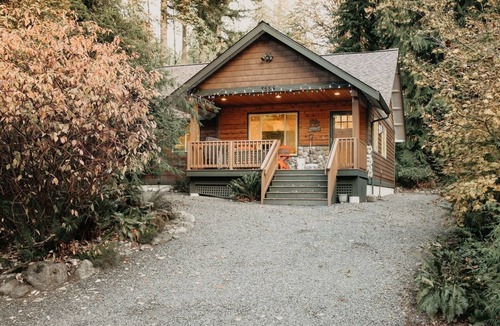 Warnick Cabin | 65GS - Hot Tub - Wi-Fi - Pets Ok - BBQ by RedAwning