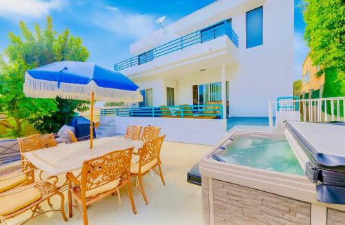 Del Mar Heights Villa | 6BR5BA Hot Tub Steps to Beach Parking Pet Friendly