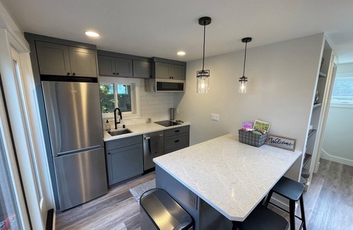 West Queen Anne Apartment | 7 min to downtown! Retreat for 2 on Queen Anne Hill w/Rooftop Deck & Ocean View.