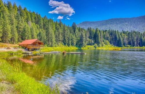 Chewelah House | 700-Acre Property w/33-Acre Lake & Dual Cabins!