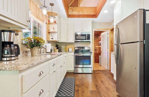 Sugar Pine Cabin | 7mi Yosemite | Fireplace | King Beds | Lewis Creek Cabin