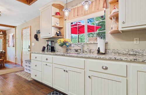 Sugar Pine Cabin | 7mi Yosemite | Fireplace | King Beds | Lewis Creek Cabin