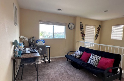 Enterprise House | 8-12 minutes to Airport &strip. Have RV parking .