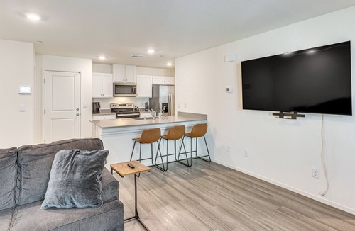 Enterprise House | 8 Mi to Strip! Modern Townhome in South Vegas