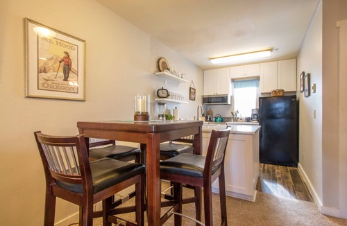 Hood River Condo | 9 Lodge - Downtown, AC, Ground Floor!