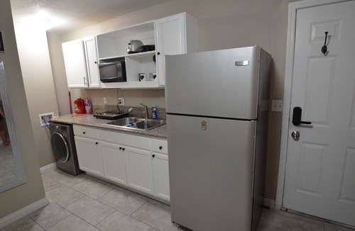 Paradise Valley Apartment | 9min to the airport washer & dryer, kitchen, outdoor BBQ. Sleeps 4