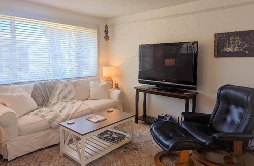 Florence House | A block from Heceta Beach, 2 bed, 2 bath sleeps 6 - The Fancy