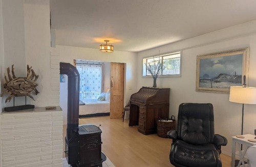 Florence House | A block from Heceta Beach, 2 bed, 2 bath sleeps 6 - The Fancy