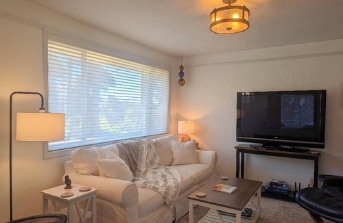 Florence House | A block from Heceta Beach, 2 bed, 2 bath sleeps 6 - The Fancy