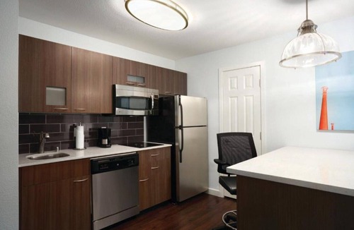 Pleasant Hill House | A centrally located all-suite hotel in the East Bay !