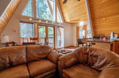 June Lake House | A-Frame Cabin close to Gull Lake, lots of upgrades, walk to both June and Gull Lake