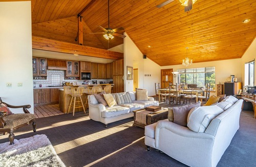 Julian House | "A Living Canvas" A home with views you will not forget!