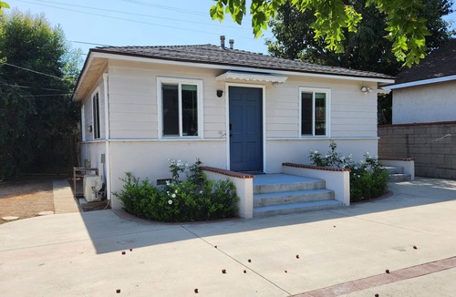 Rosemead House | A quiet 2-bedroom house nestled in a Rosemead courtyard.