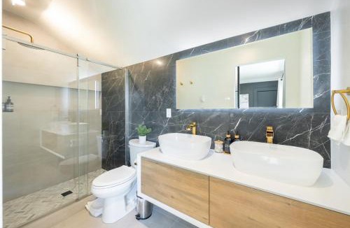 Miller Park House | AC Walks to Cap Hill Parking Newly Renovated