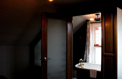 Seaview Hotel | Accommodation near Seaview Beach - 0.7 Miles Away | Free On-Site Parking