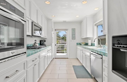 Olde Solana Beach House | Across the street from the beach with Pool and Spa