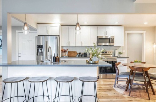 Hillwood Apartment | ADA · Family · King Beds · BBQ · Fire Pit