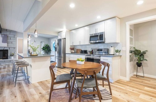 Hillwood Apartment | ADA · Family · King Beds · BBQ · Fire Pit