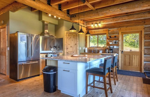 The Dalles Cabin | Adams Rest - Hot Tub! Mosier Log Cabin, Mt Adams View, Great Peaceful location!